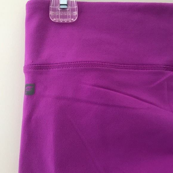 SOLD Fabletics Mid-Rise Powerhold Capri - Picture 5 of 6
